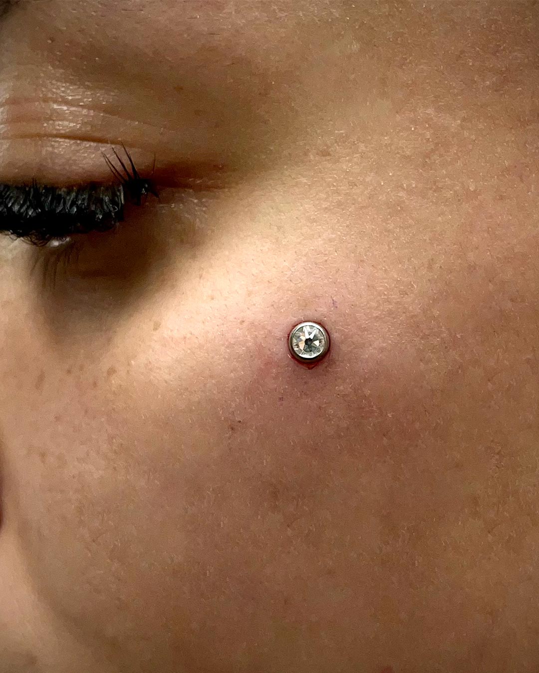 Piercing microdermal mejilla