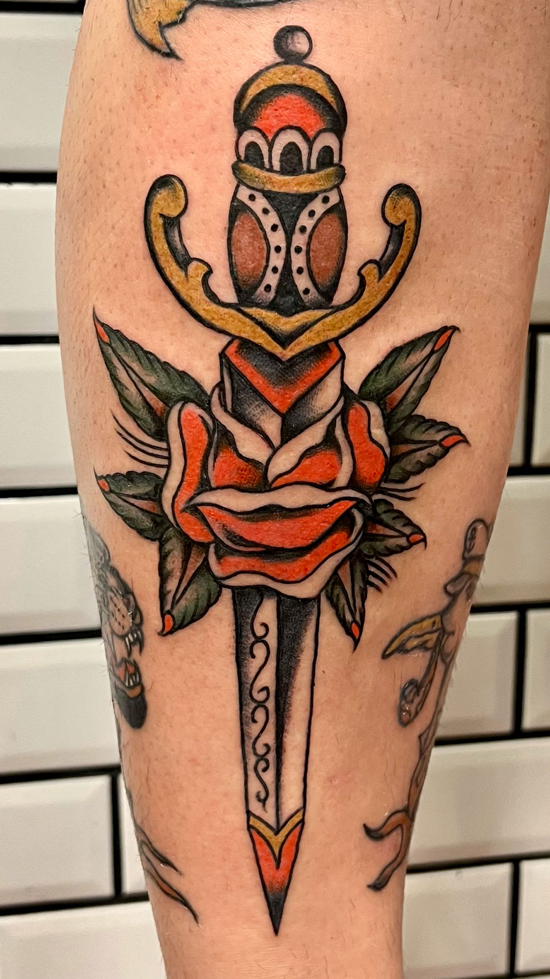 Crane-Tattoo-Piercing-Boutique-daga-san--tatuadora