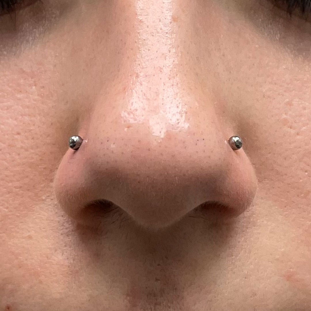Nostril simetría piercings