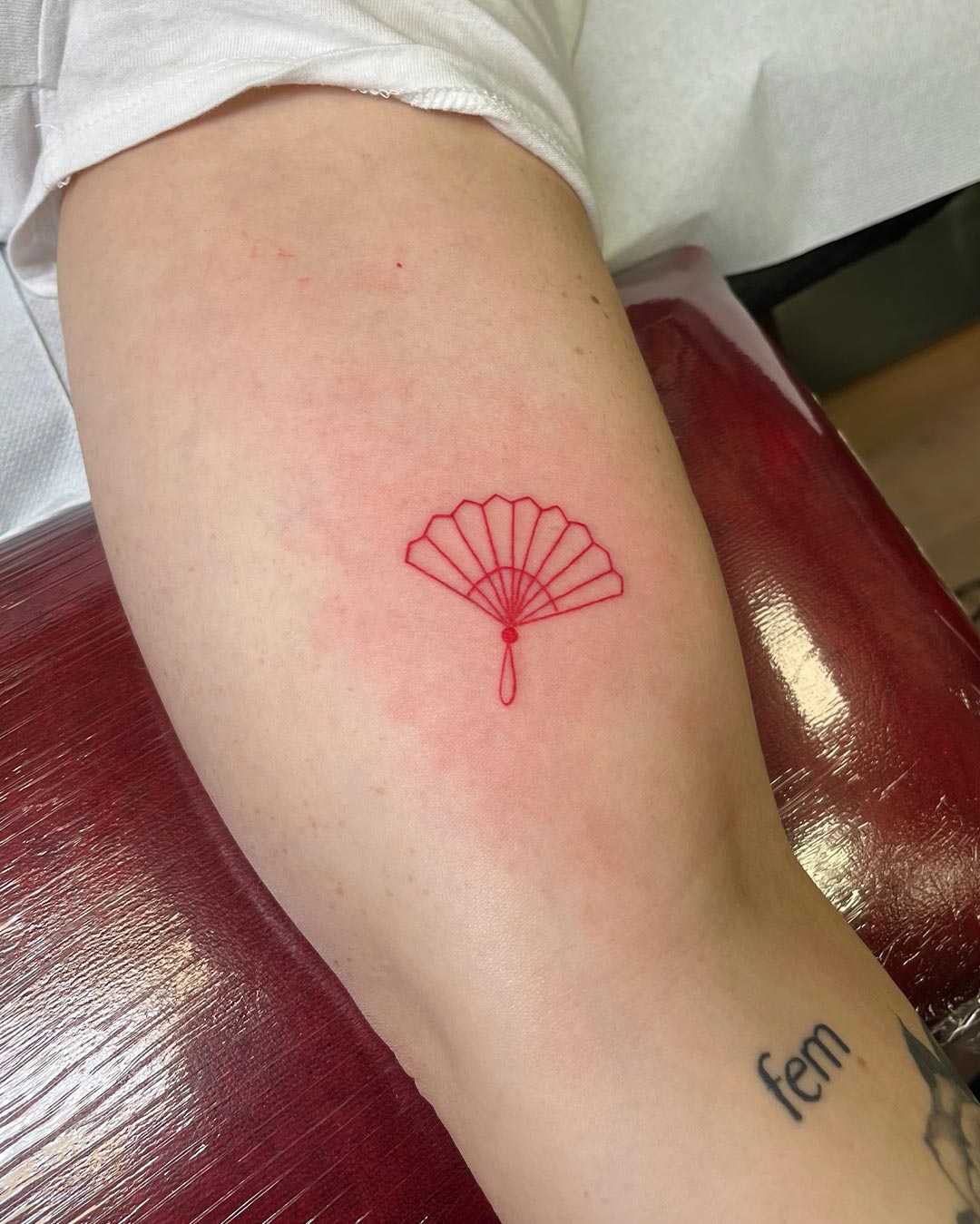 Crane-Tattoo-Piercing-Boutique-abanico-tatuaje-pequeño