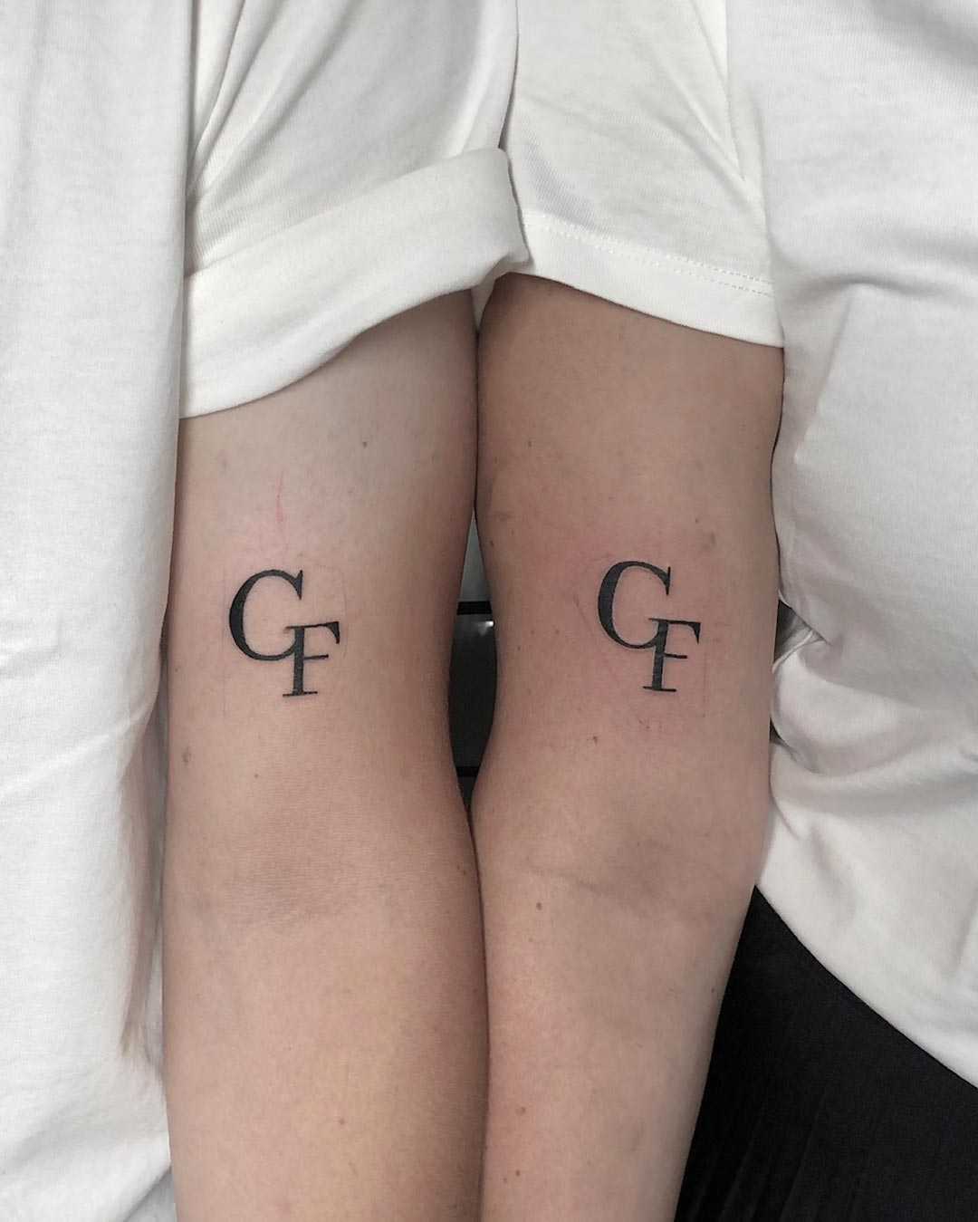 Crane-Tattoo-Piercing-Boutique-iniciales-pareja-tatuaje-lineal