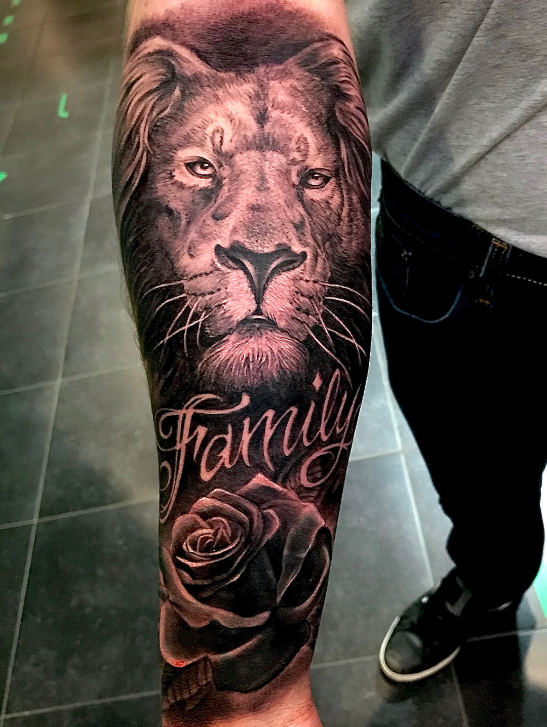 Crane-Tattoo-Piercing-Boutique-tattoo-tatuaje-leon-realismo-Ariel-tatuador