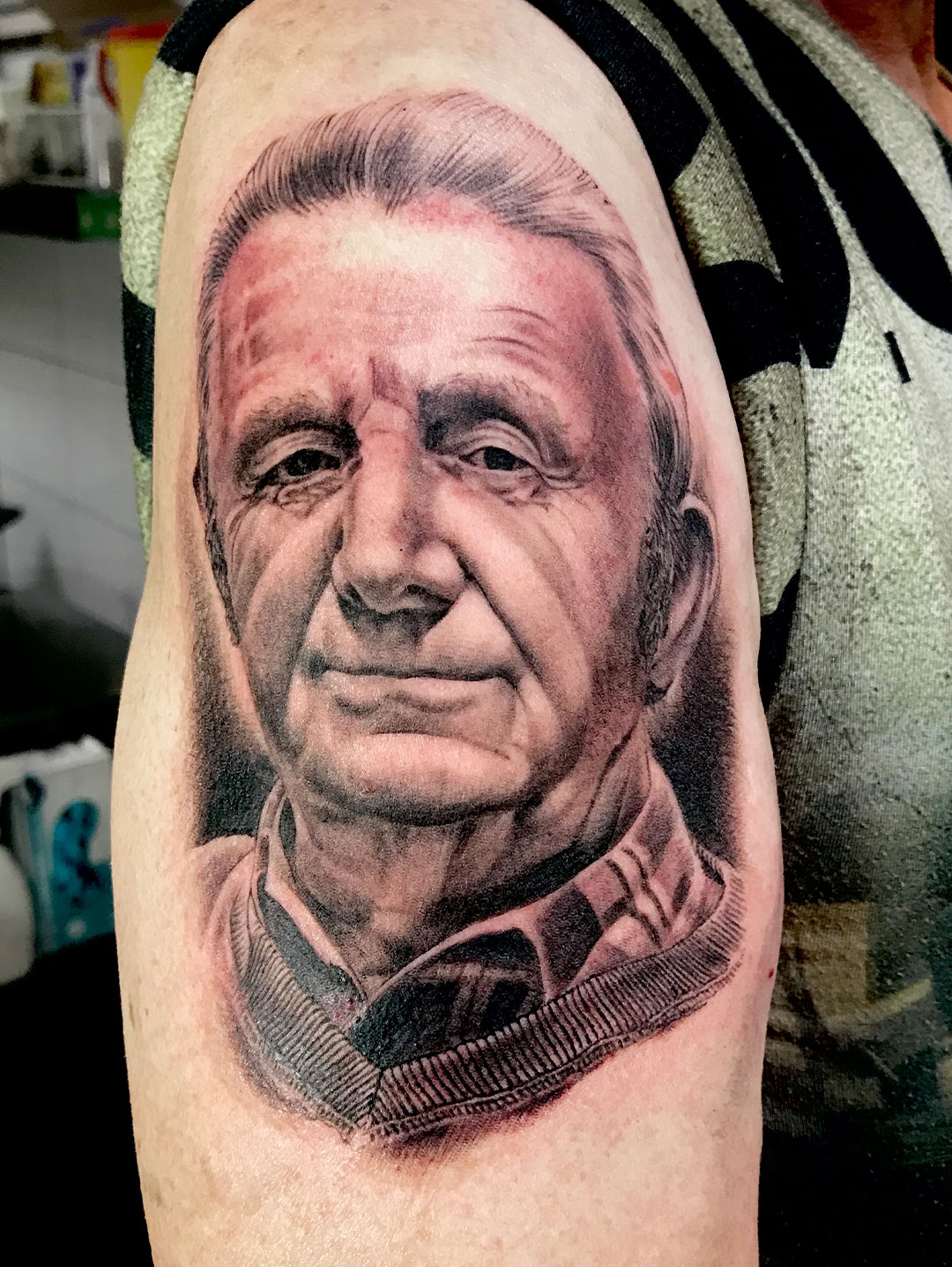 Crane-Tattoo-Piercing-Boutique-tattoo-tatuaje-retrato-familia-realismo-Ariel-tatuador