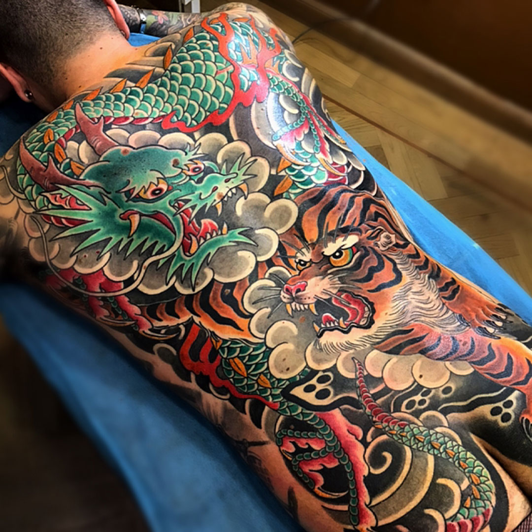 Crane-Tattoo-Piercing-Boutique-tattoo-tatuaje-tigre-contra-dragon-tradicional-japones-Ariel-tatuador